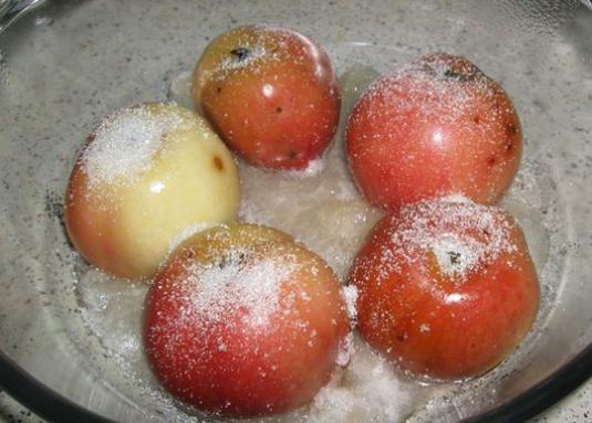 איך אופים תפוחים בתנור מיקרוגל?